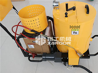 翔工瀝青灌縫機(jī)打造競(jìng)爭(zhēng)優(yōu)勢(shì)，在養(yǎng)護(hù)設(shè)備市場(chǎng)中脫穎而出