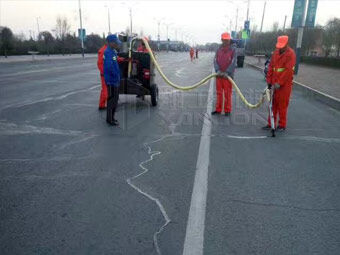 強化春季公路養(yǎng)護，保證道路通暢