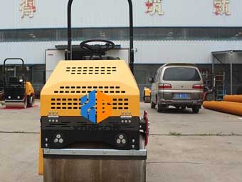 座駕壓路機“身材小，能量大”