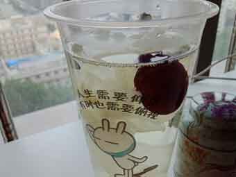 炎炎夏日到來，一杯銀耳紅棗美如詩！